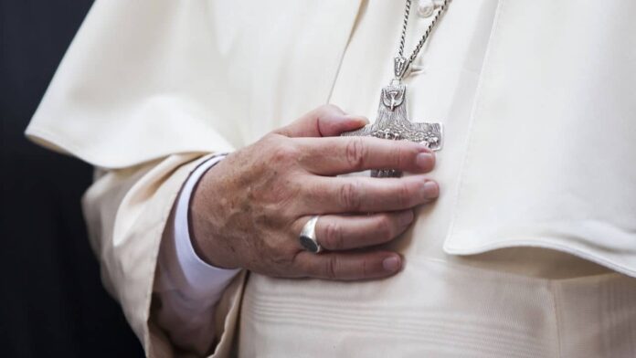 video-do-vaticano-com-imagem-do-papa-francisco-no-caixao;-olhar